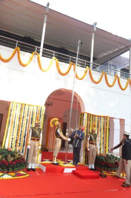 लोकसभा अध्यक्ष ने अपने आवास पर फहराया तिरंगा