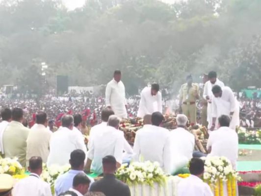 पंचतत्व में विलीन हुए अजित पवार, बेटों ने दी मुखाग्नि