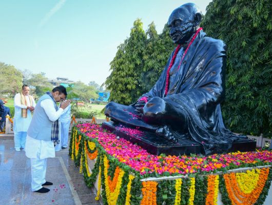 शहीद दिवस: मुख्यमंत्री भजनलाल शर्मा ने महात्मा गांधी जी की प्रतिमा पर श्रद्धासुमन किए अर्पित