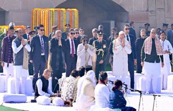 महात्मा गांधी की 78वीं पुण्यतिथिः राष्ट्रपति, उपराष्ट्रपति और प्रधानमंत्री ने श्रद्धांजलि अर्पित कर सर्वधर्म प्रार्थना में लिया भा