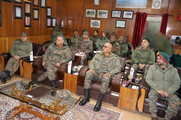 आतंकवादियों से मुठभेड़ के बीच सेना कमांडर ने किश्तवाड़ में आतंकवाद-रोधी ग्रिड की समीक्षा की