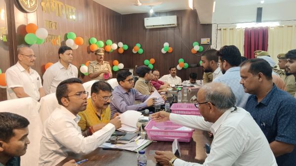 समयबद्ध व गुणवत्ता पूर्ण निस्तारण में लापरवाही हुई तो होगी कार्रवाई : जिलाधिकारी