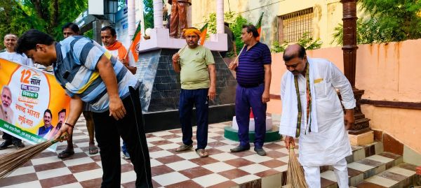 मोदी सरकार के 12 साल बेमिसाल कार्यक्रम के तहत युवा मोर्चा ने चलाया स्वच्छता अभियान