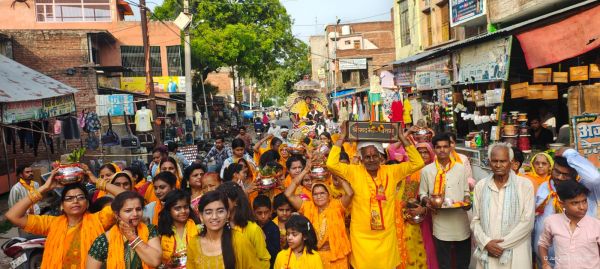 नगर भ्रमण को निकली कलश यात्रा, भक्तिमय वातावरण में गूंजे मंगल गीत