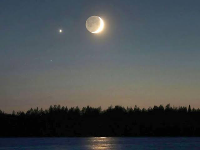 आज पृथ्वी की चमक से चमकेगा हंसियाकार चंद्रमा