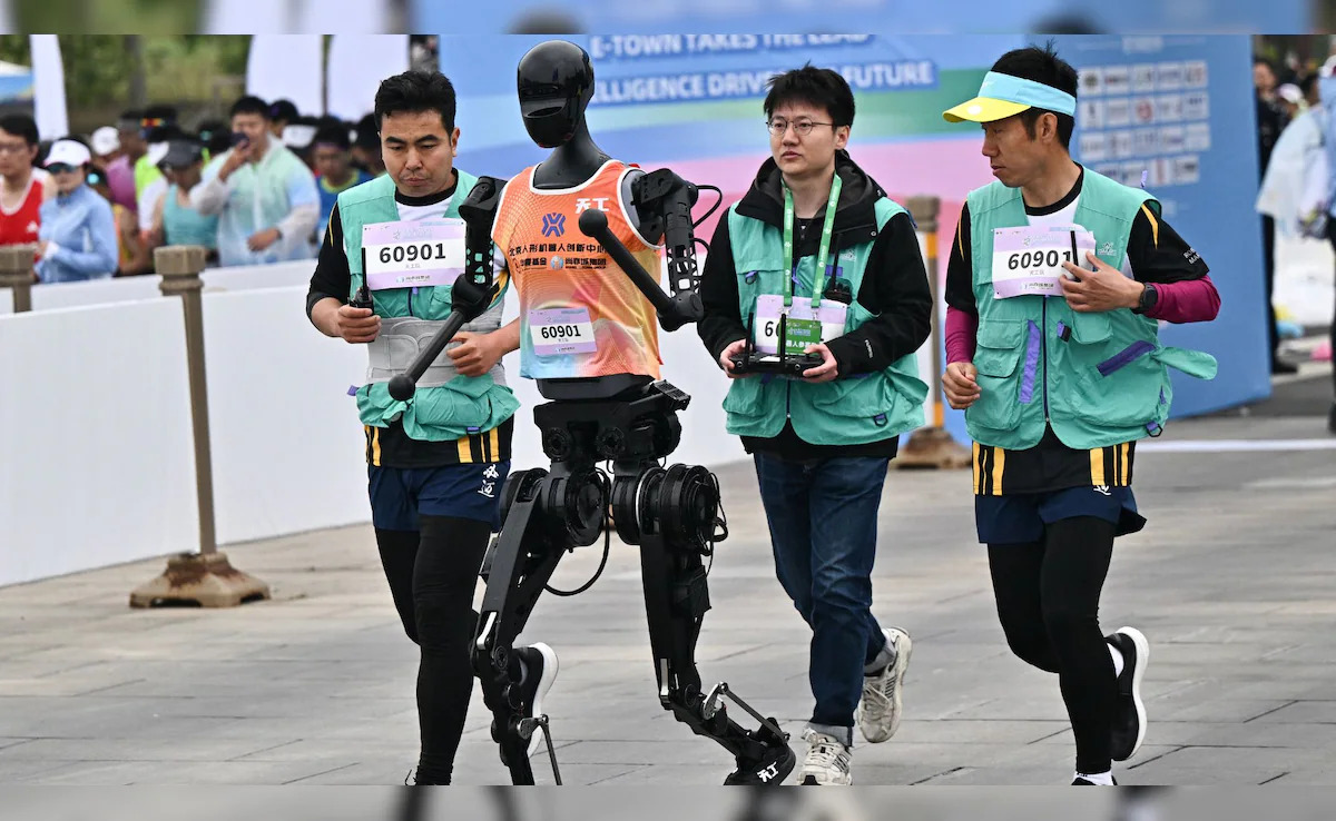 बीजिंग में पहली इंसान बनाम रोबोट हाफ मैराथन!