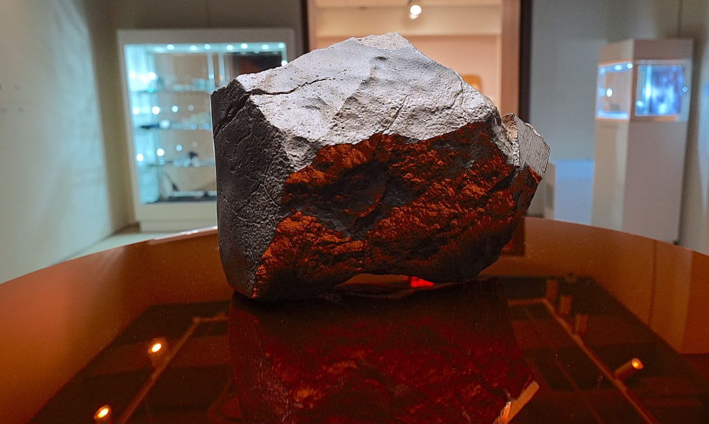 सोथबी में मंगल ग्रह का उल्कापिंड रिकॉर्ड 5.3 मिलियन डॉलर में बिका