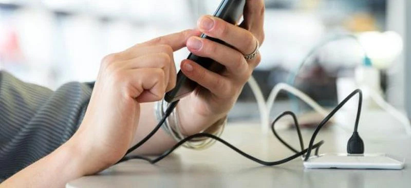 चार्जिंग के दौरान फोन चलाना पड़ सकता है भारी, जानिए क्यों