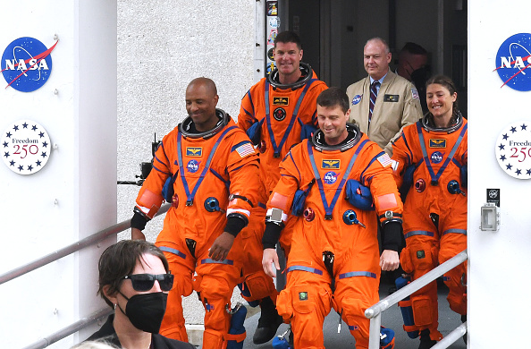 आर्टेमिस II चंद्रमा दल ने शीत युद्ध काल के अंतरिक्ष उड़ान दूरी के रिकॉर्ड को तोड़ दिया।