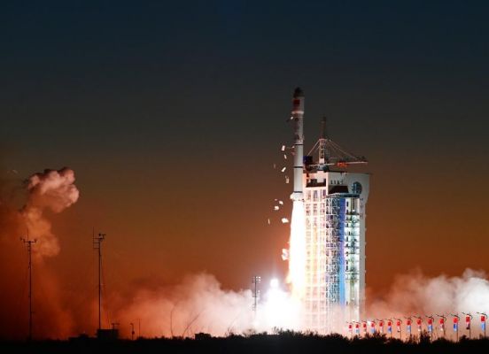 चीन ने लॉन्ग मार्च शृंखला के 2 सी कैरियर रॉकेट को लॉन्च किया