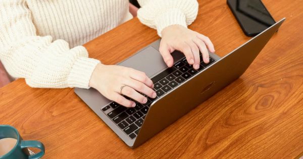  लैपटॉप की लंबी उम्र के लिए जरूरी टिप्स: बचाएं डैमेज और बढ़ाएं परफॉर्मेंस