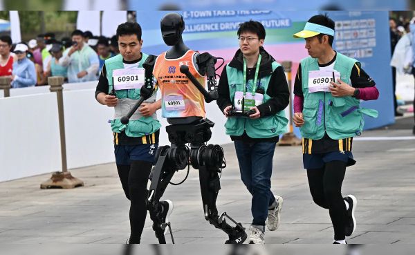 बीजिंग में पहली इंसान बनाम रोबोट हाफ मैराथन!