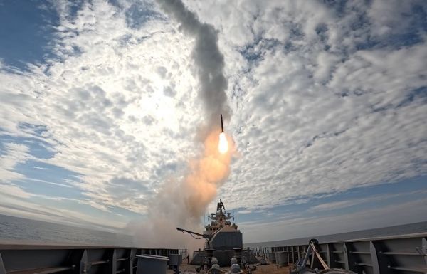  क्रूज मिसाइल ब्रह्मोस से लैस स्टील्थ फ्रिगेट 'तमाल' भारतीय नौसेना में शामिल