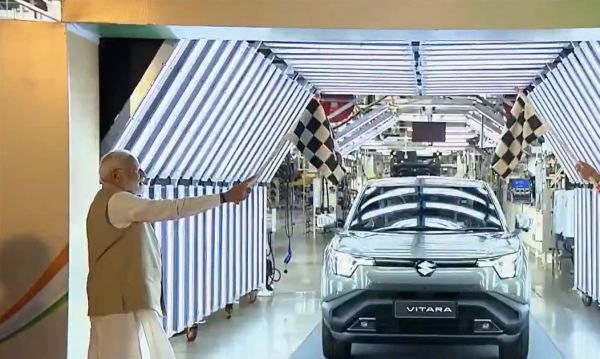 प्रधानमंत्री मोदी ने मारुति सुजुकी की इलेक्ट्रिक कार को दिखाई हरी झंडी, अहमदाबाद में बैटरी निर्माण संयंत्र का उद्घाटन किया