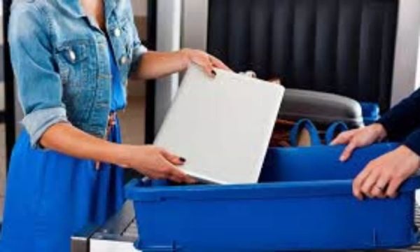 एयरपोर्ट सुरक्षा: लैपटॉप को बैग से निकालने की असली वजह