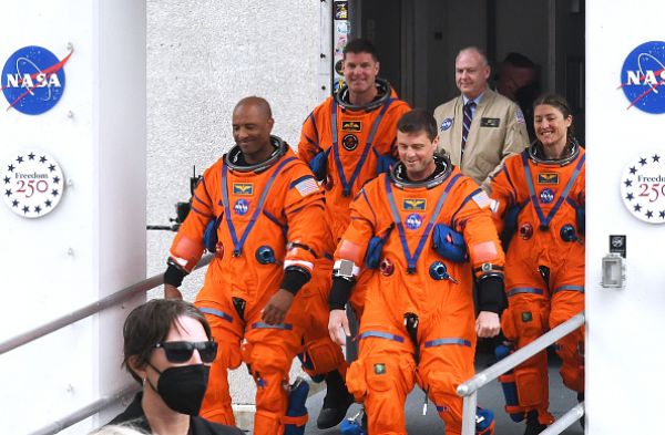 आर्टेमिस II चंद्रमा दल ने शीत युद्ध काल के अंतरिक्ष उड़ान दूरी के रिकॉर्ड को तोड़ दिया।