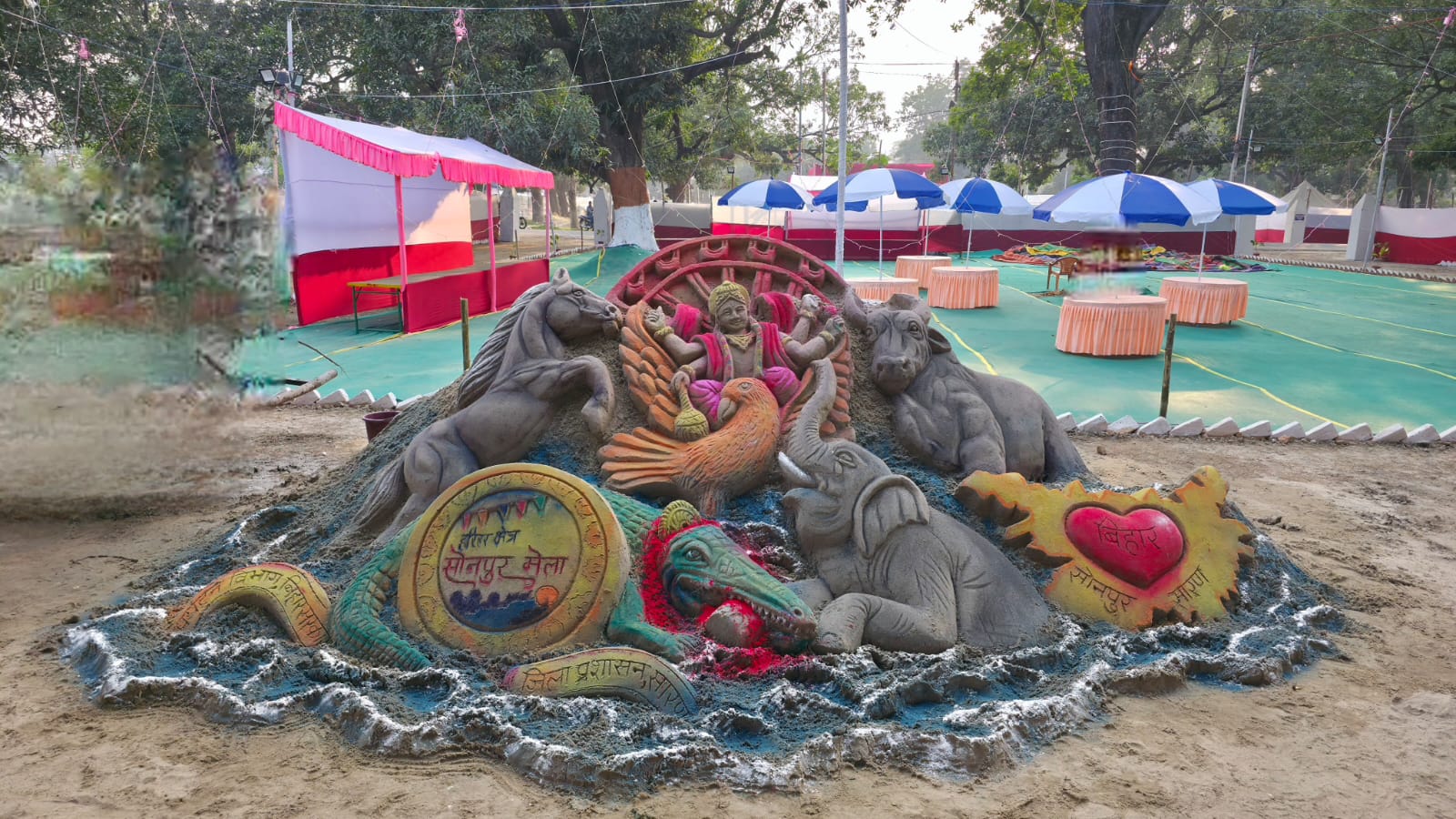 सोनपुर मेले में दिखा 'गज-ग्राह' की लड़ाई का अद्भुत सैंड आर्ट