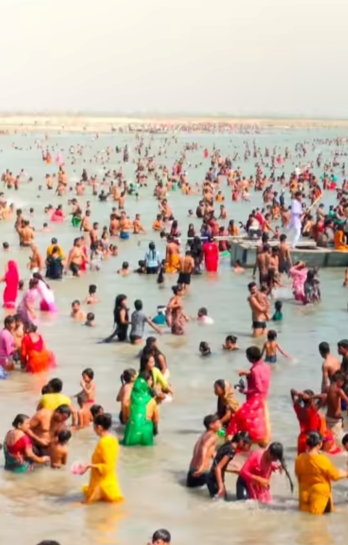माघी पूर्णिमा पर हजारों भक्तो ने लगाई गंगा में डुबकी