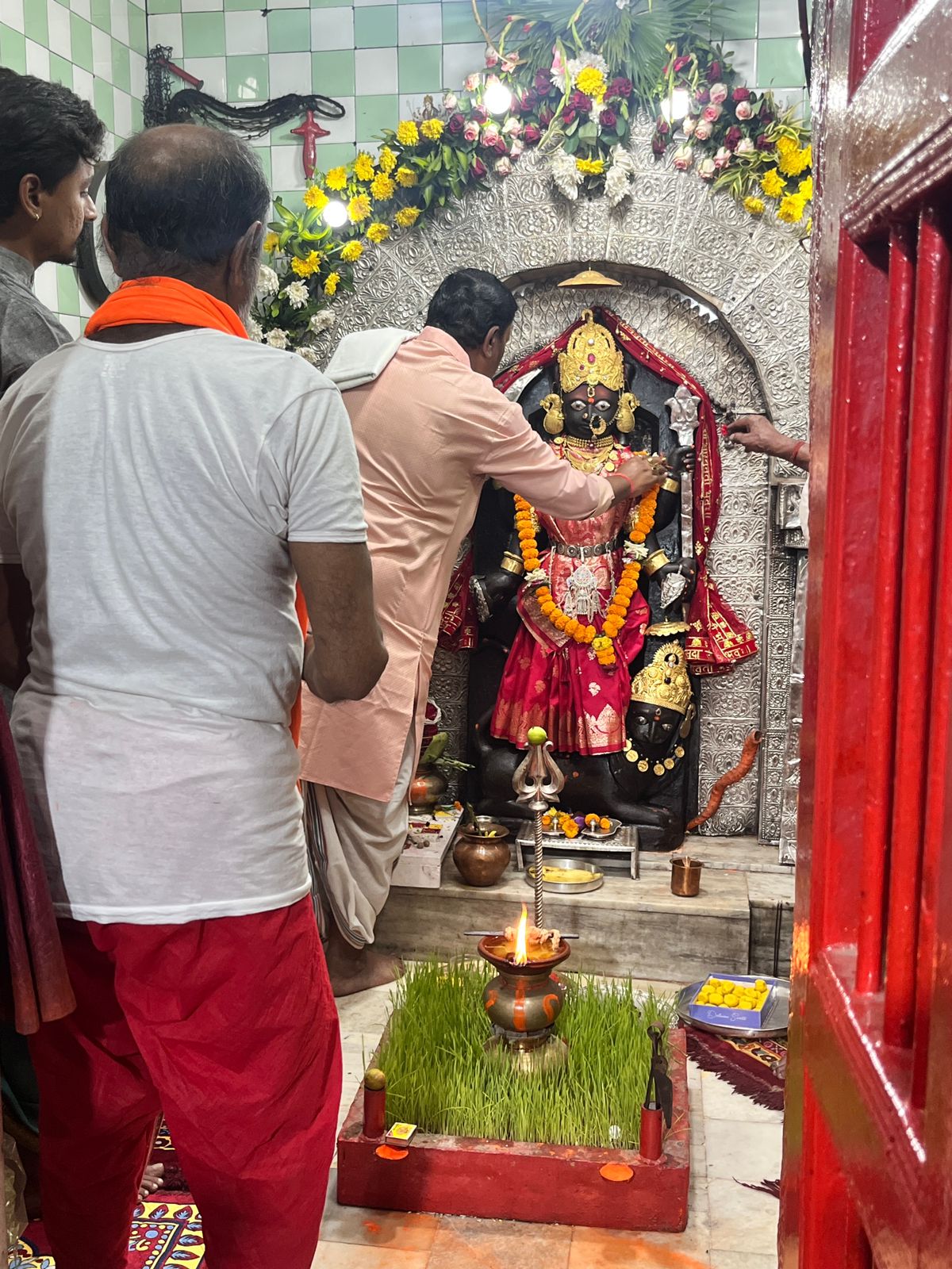 चांपा के मां समलेश्वरी मंदिर में मध्यरात्रि विशेष पूजा, मां कालरात्रि को अर्पित हुई नींबू की माला