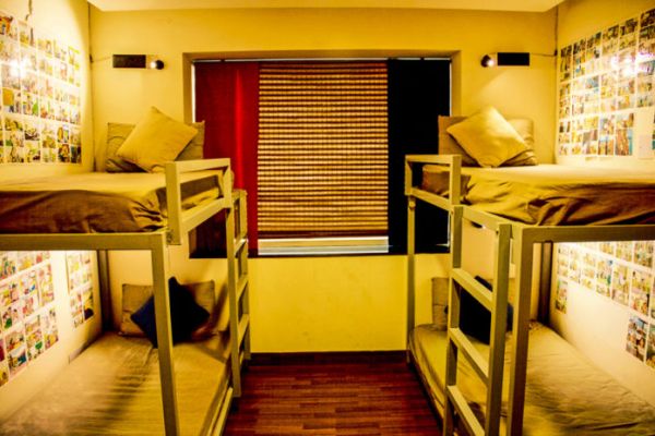 होटल में रहना हुआ पुराना यह है  ट्रैवेलर हॉस्टल का ज़माना