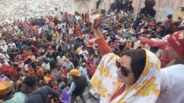 बरसाना की लड्डू होली : न्यौता देकर लौटे पंडा का लड्डू फेंककर होगा स्वागत, जमकर उड़ेगा गुलाल