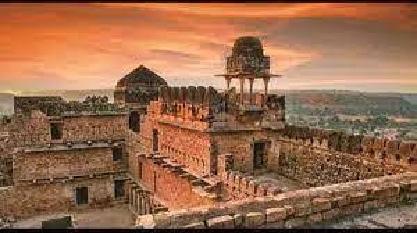 विंध्याचल की सुरम्य वादियों से घिरा ऐतिहासिक नगर चंदेरी