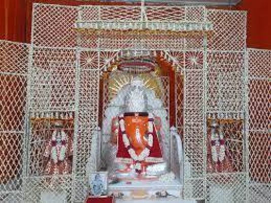 ध्वजा अर्पण के साथ बंगाली बाबा मंदिर में दो दिवसीय गणपति महोत्सव का शुभारंभ