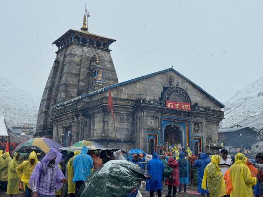 उत्तराखंड के चाराें धामाें में बर्फबारी, श्री हेमकुंड साहिब मार्ग पर चलना हुआ कठिन