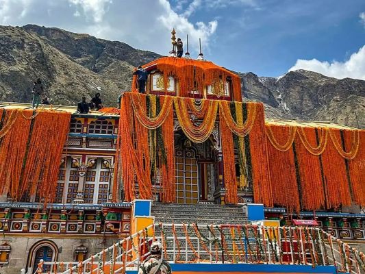 बदरीनाथ से पांडुकेश्वर पहुँची श्री कुबेर, उद्धव और शंकराचार्य जी की गद्दी