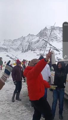   शिकुला में बर्फबारी का आनंद ले रहे पर्यटक