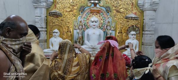 सीमंधर स्वामी जैन मंदिर व दादाबाड़ी में 18 अभिषेक महापूजन सम्पन्न
